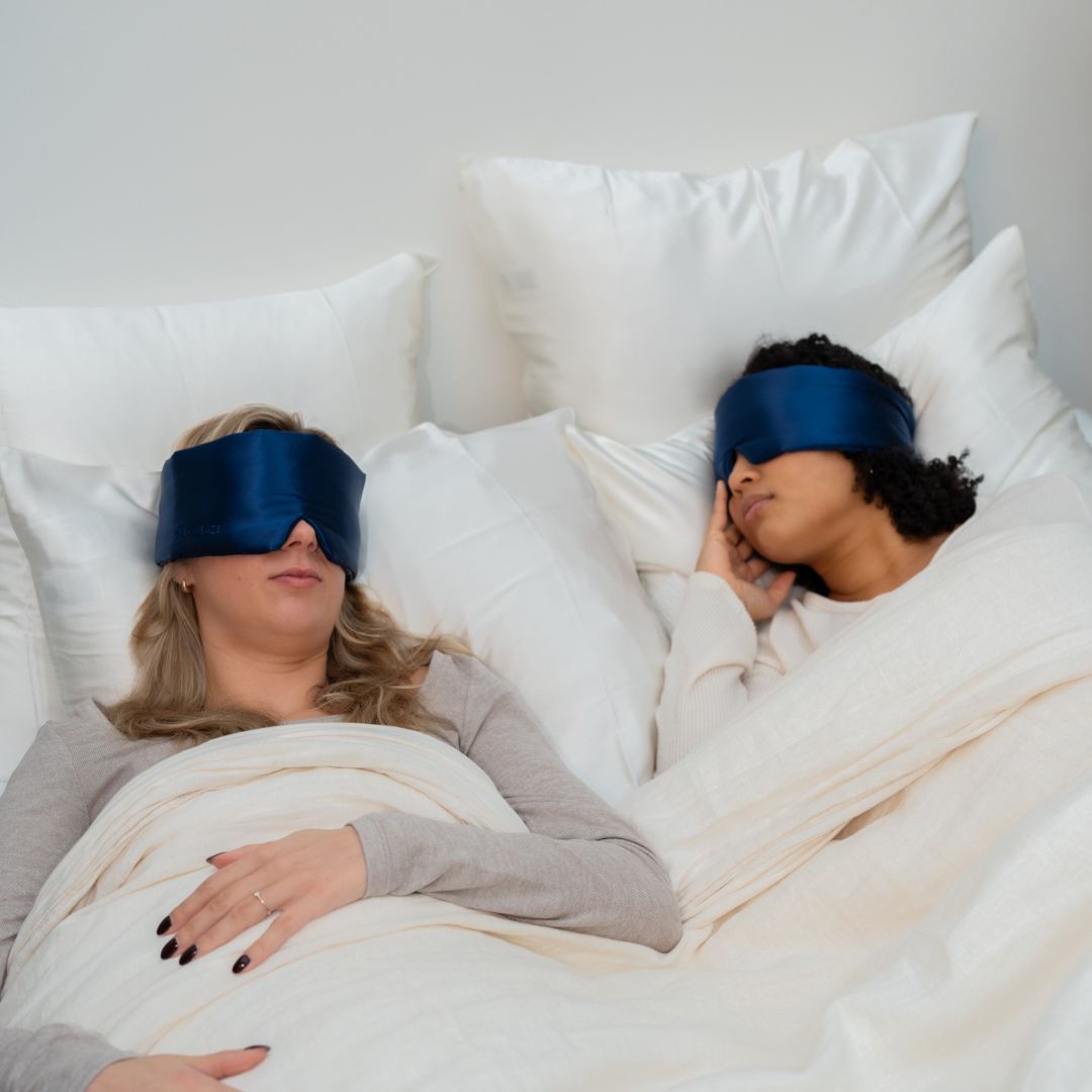 zijden slaapmasker blauw en zijden kussensloop wit