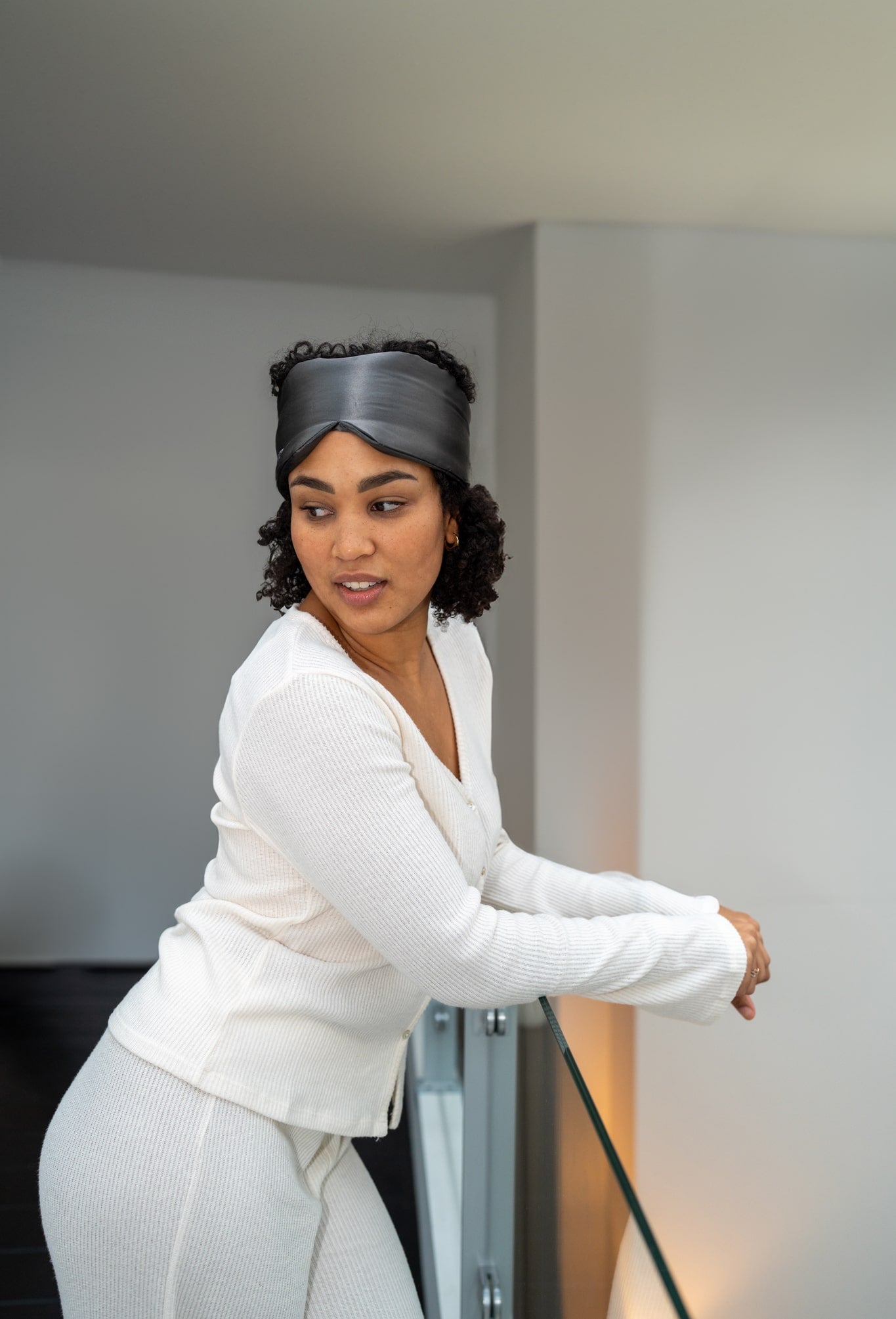 zijden slaapmasker modelfoto staand grijs
