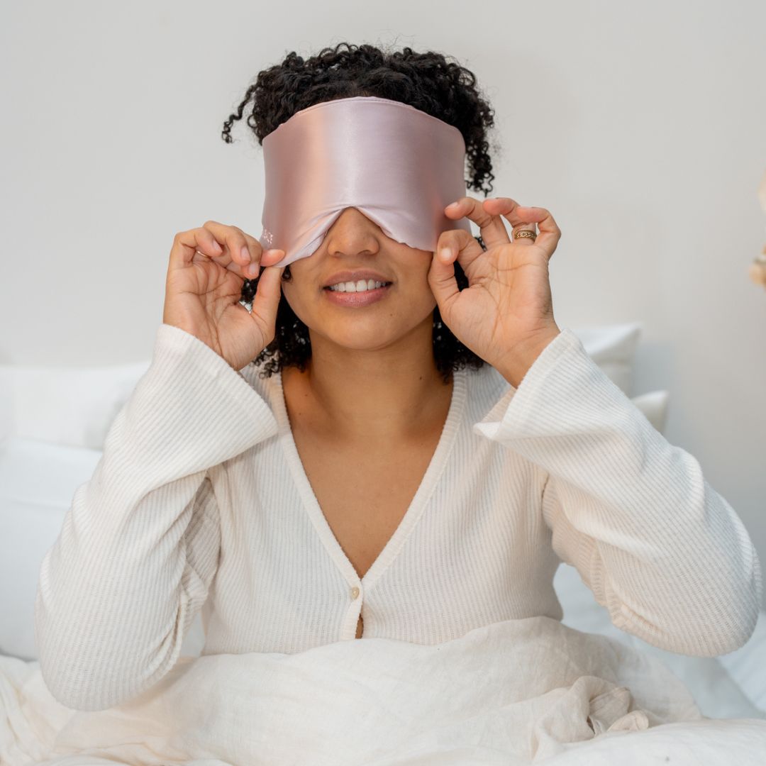 zijden slaapmasker roze en zijden kussenhoes wit